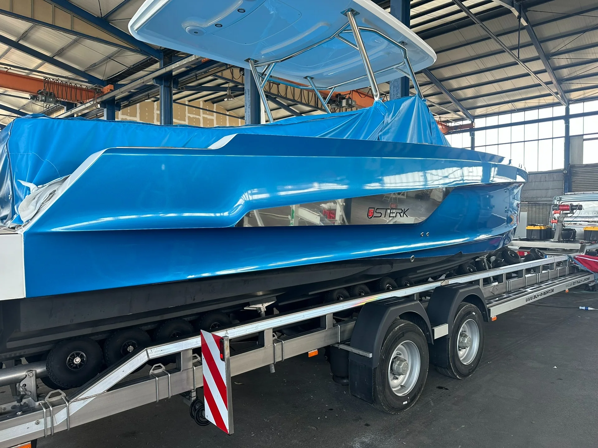 Blue motorboat – side view in the workshop – Yacht-Folie project gallery