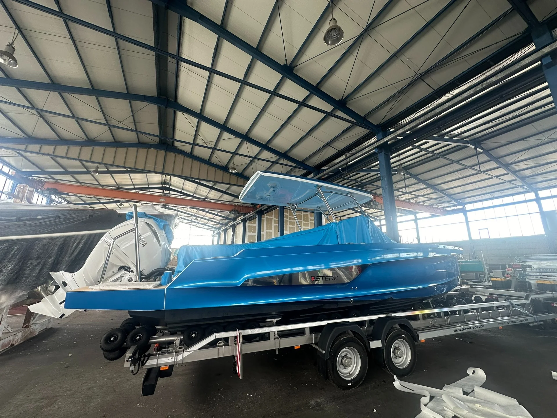 Blue motorboat – overall view – Yacht-Folie project gallery