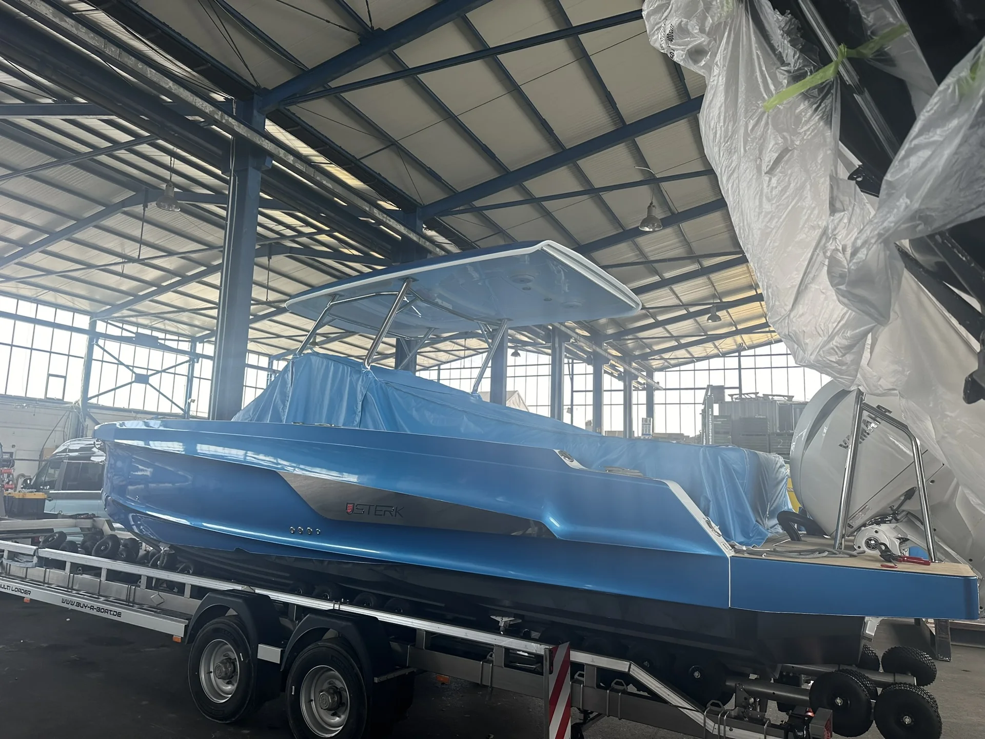 Blue motorboat – hull perspective – Yacht-Folie project gallery