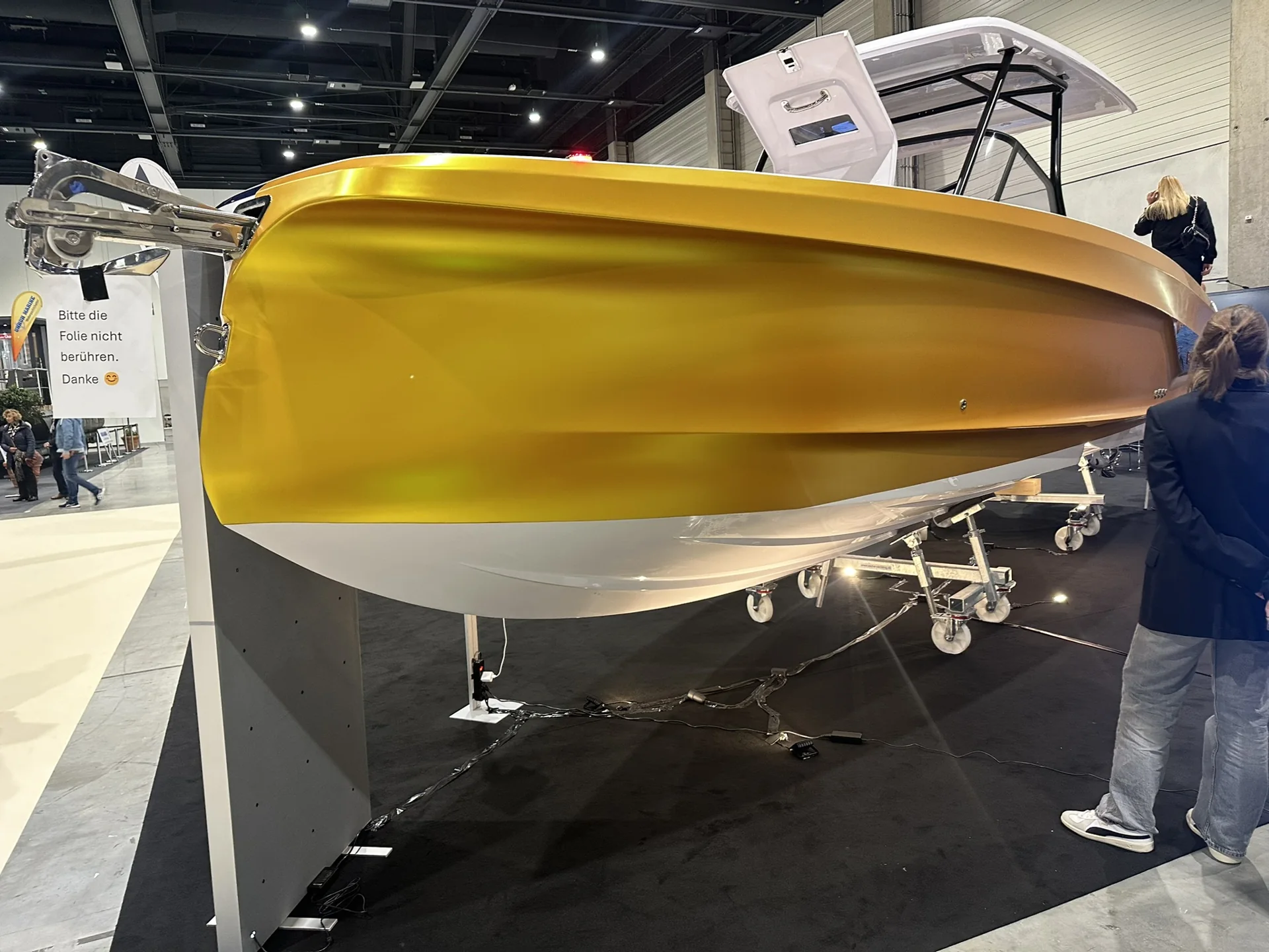 Yellow motorboat – bow perspective – Yacht-Folie project gallery