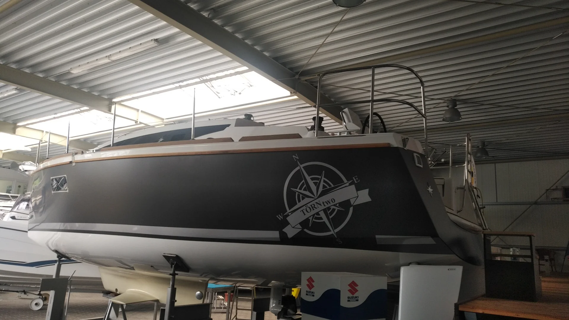 Grey hull – side view – Yacht-Folie project gallery