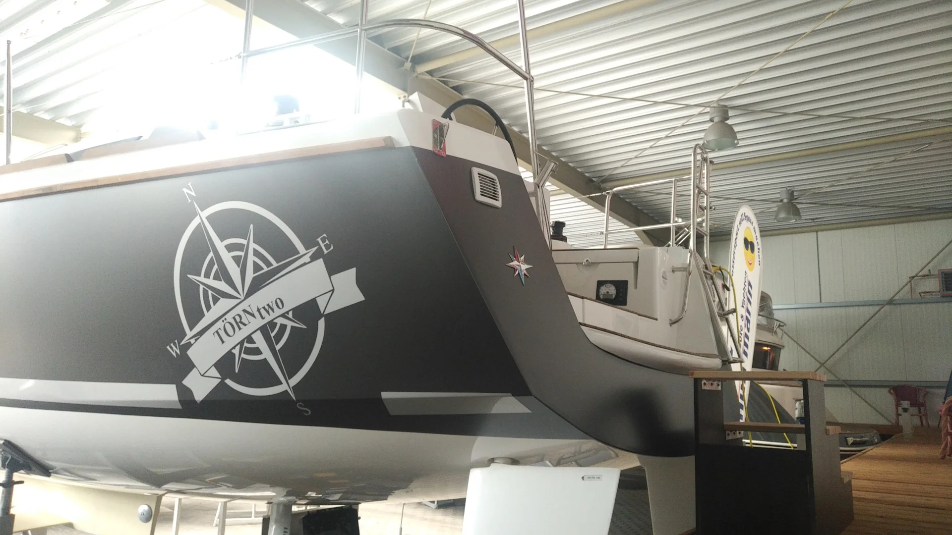 Grey hull – stern view – Yacht-Folie project gallery