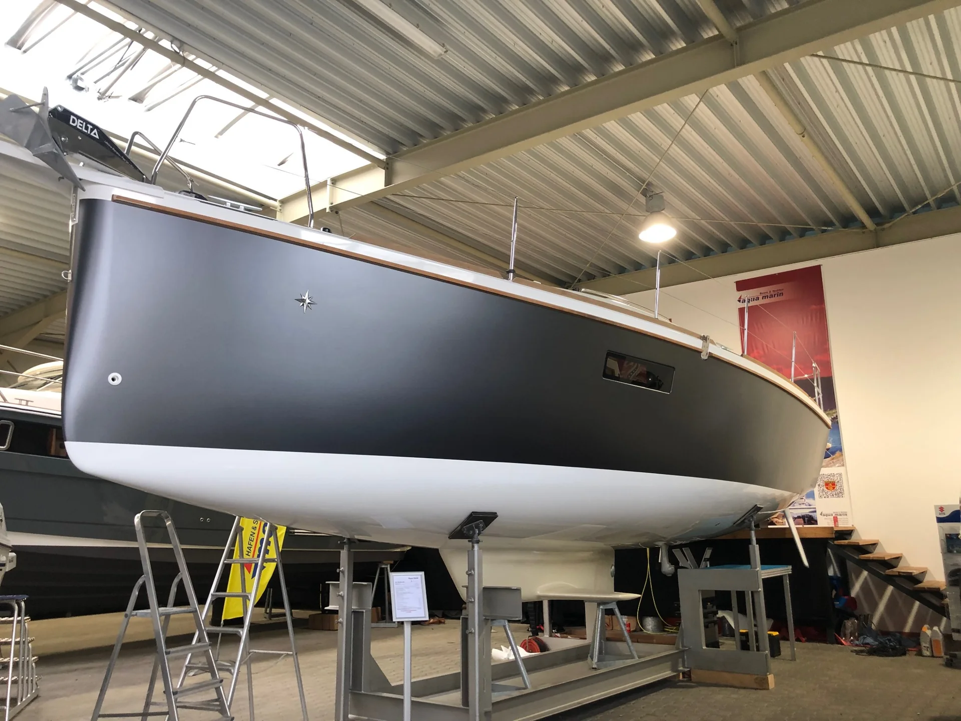 Grey hull – bow perspective – Yacht-Folie project gallery