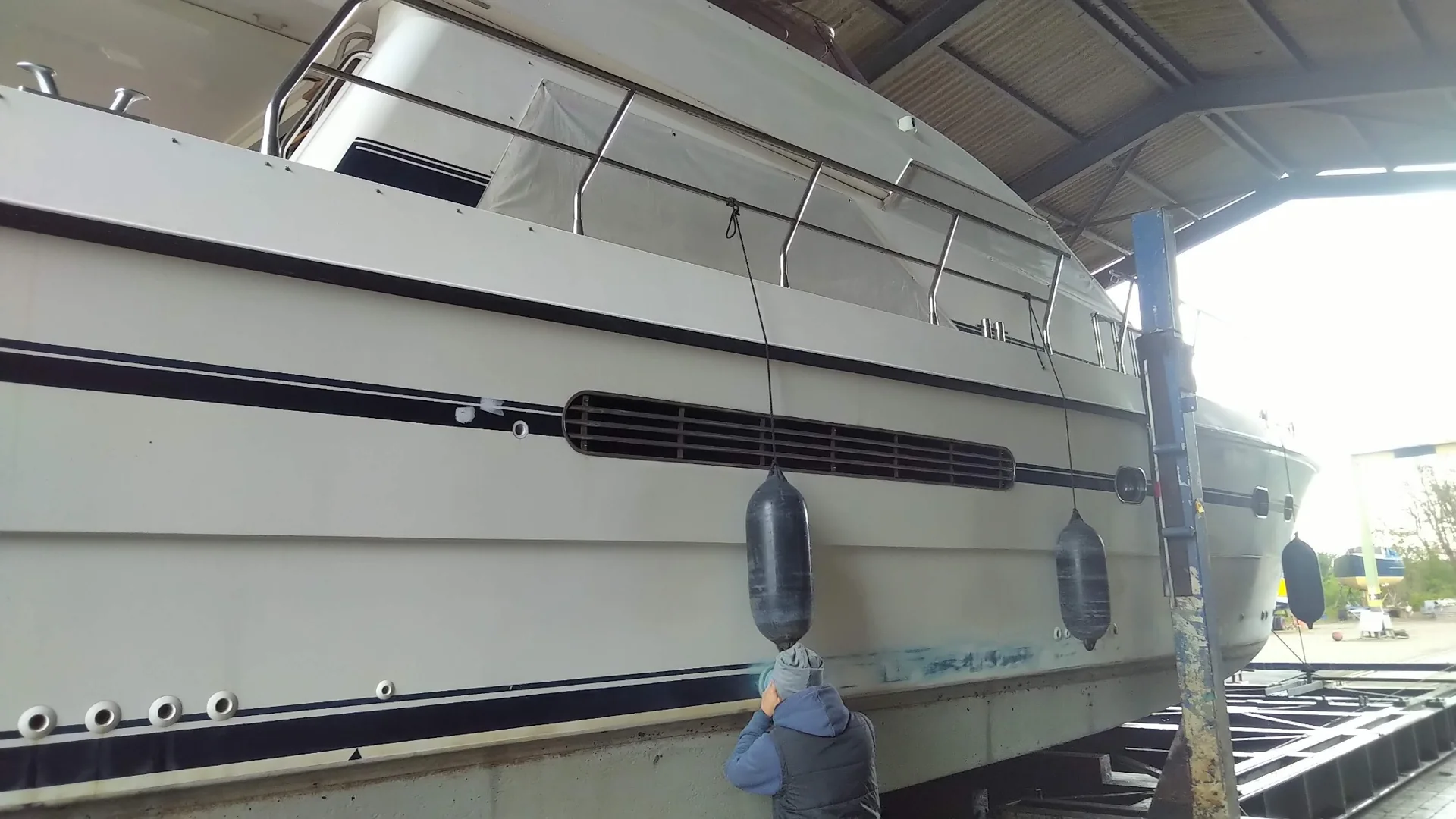 Yacht hull with dark design lines – Yacht-Folie project gallery