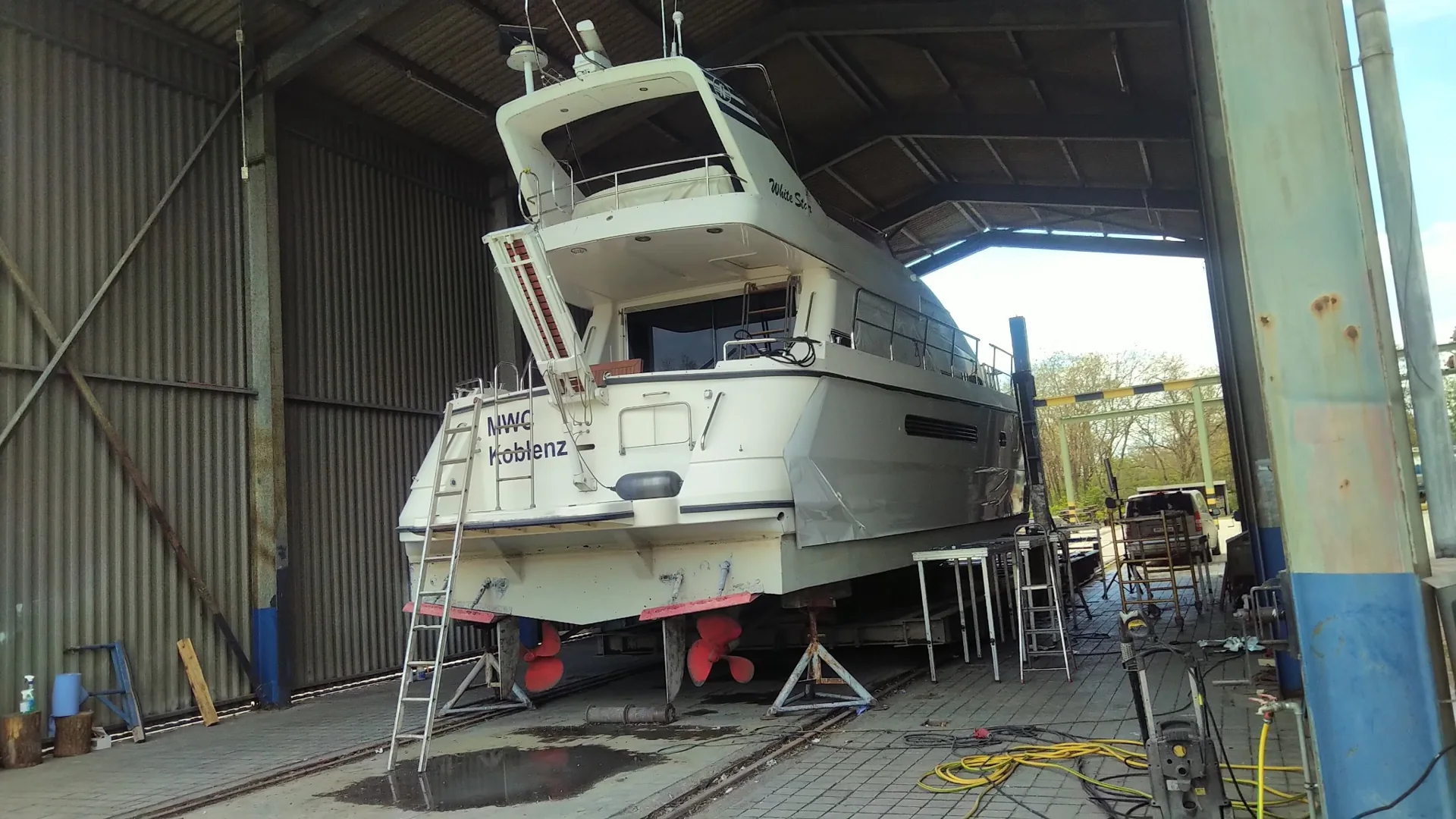 Yacht in the workshop – stern view – Yacht-Folie project gallery