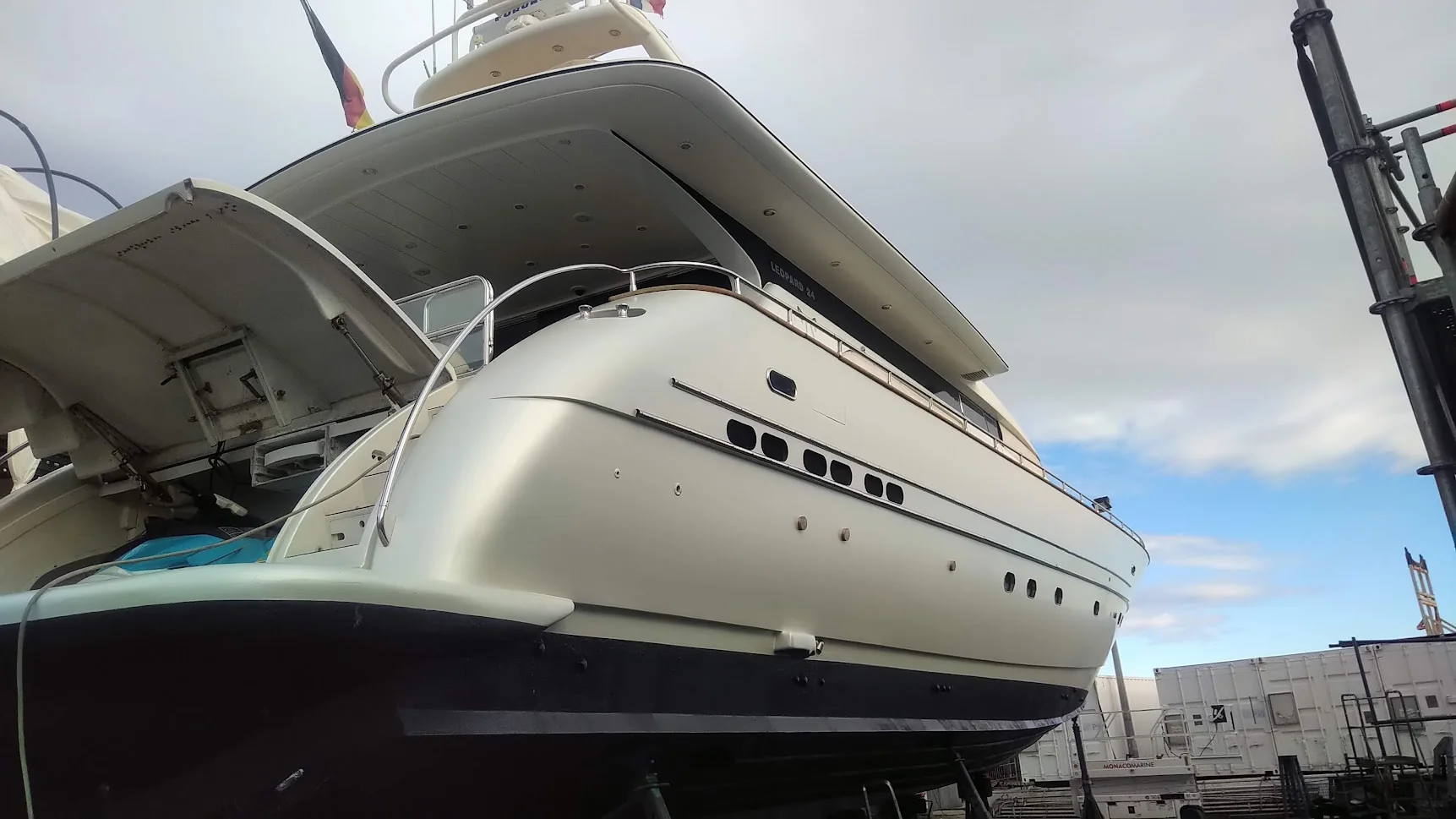 Yacht hull – bow perspective ashore – Yacht-Folie project gallery