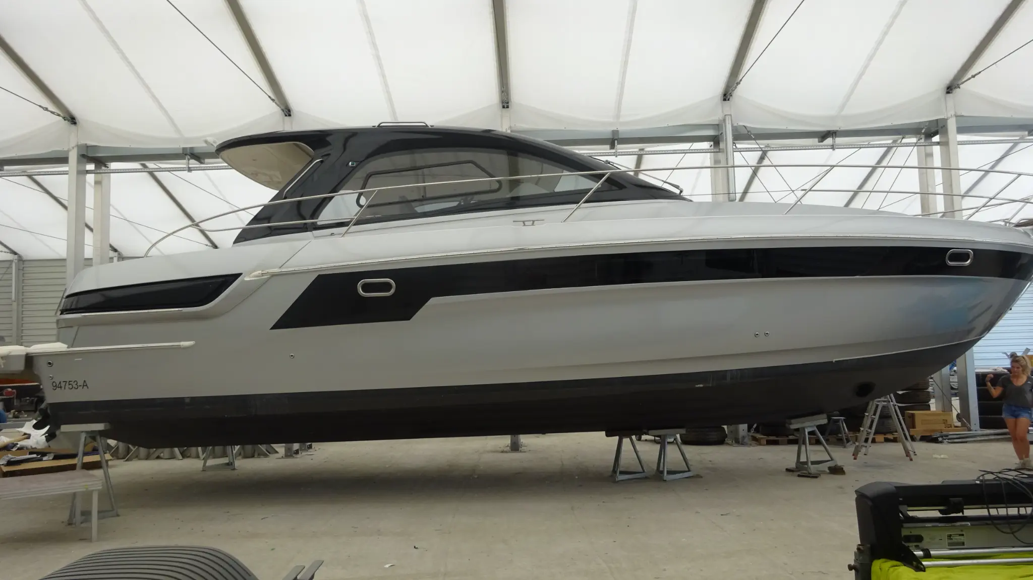 Bavaria 44 HT Yachtfolierung Seitenansicht Badeplattform – Segelyacht Folie Deutschland
