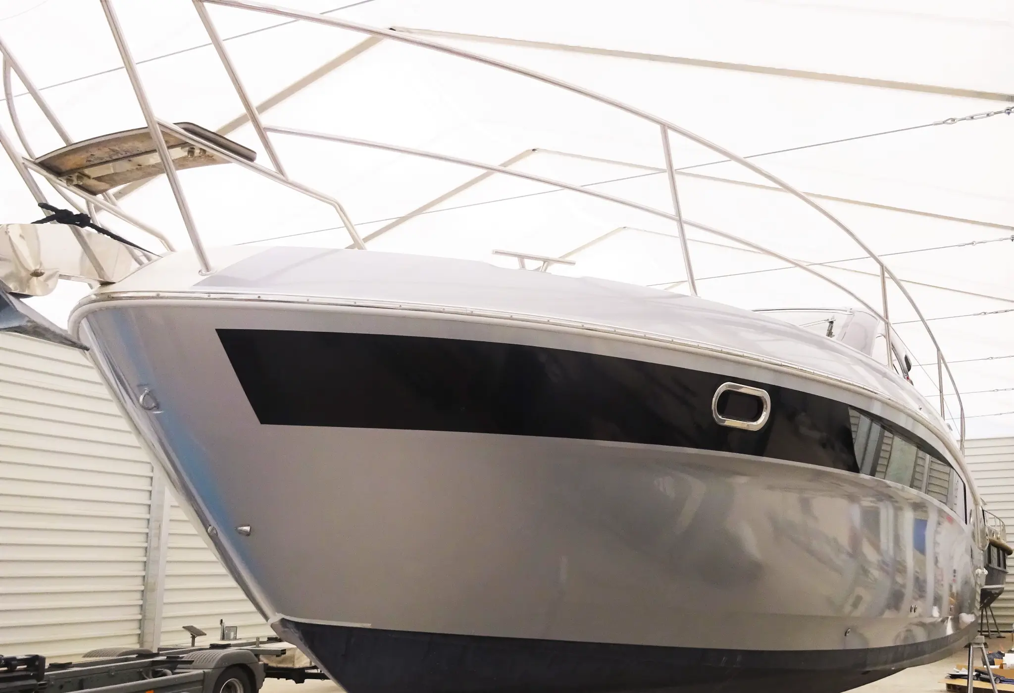 Bavaria 44 HT Yachtfolierung Bug Nahaufnahme – Designstreifen Segelyacht Folie Deutschland