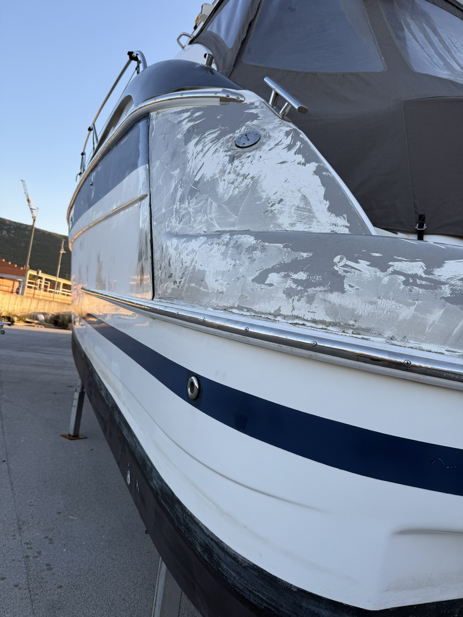 Bavaria 42 HT Silver Metallic - Detailed recording of the glossy film surface without orange skin