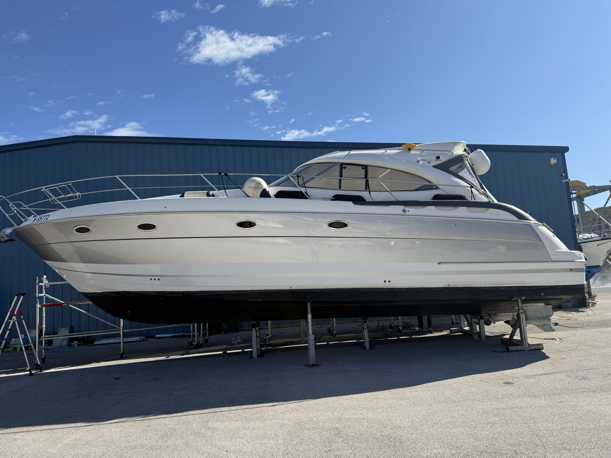 Bavaria 42 HT Silver Metallic - Complete yacht with shiny metallic wrapping