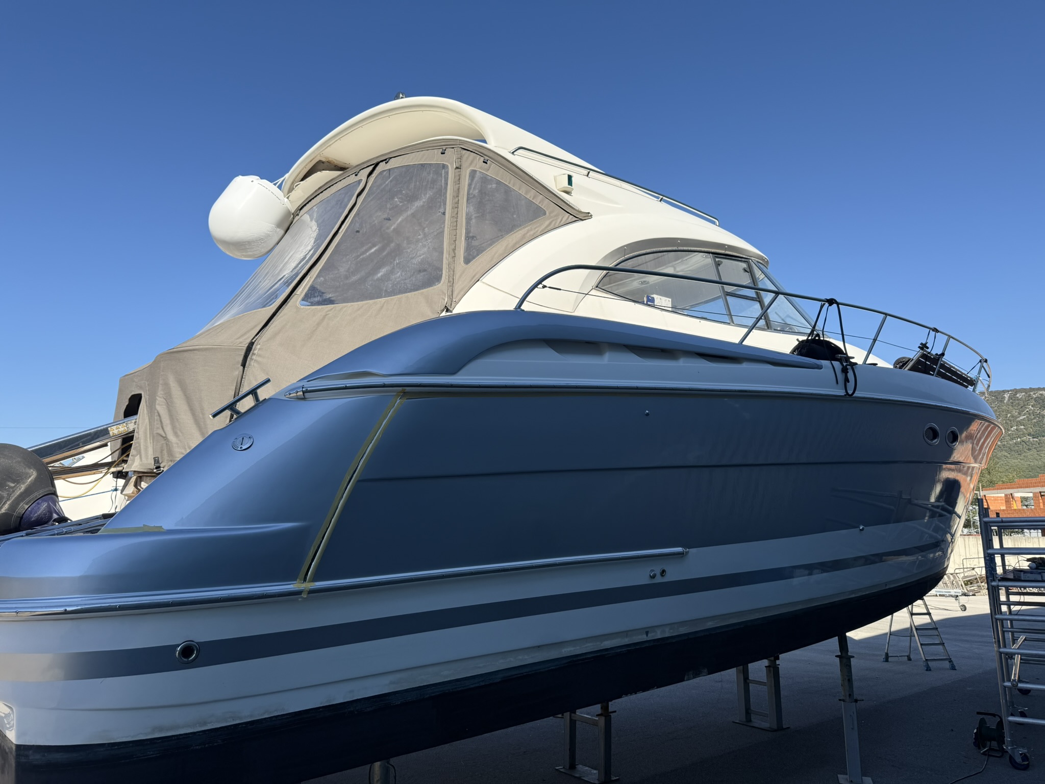 Bavaria 42 HT Silver Metallic - Detailed hull profile with glossy surface