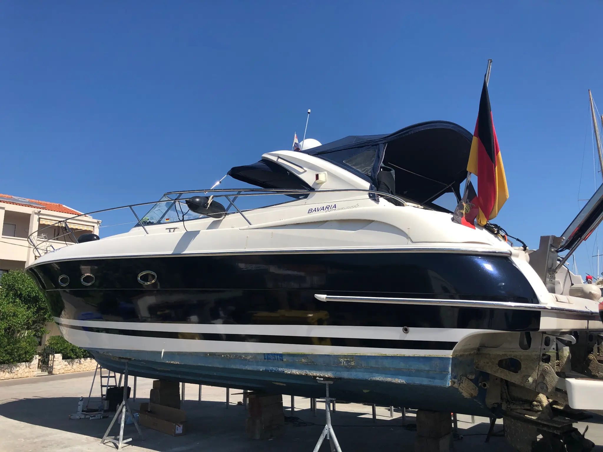 Bavaria 37 partial wrapping afterwards - boat with renewed, wider strip in premium quality