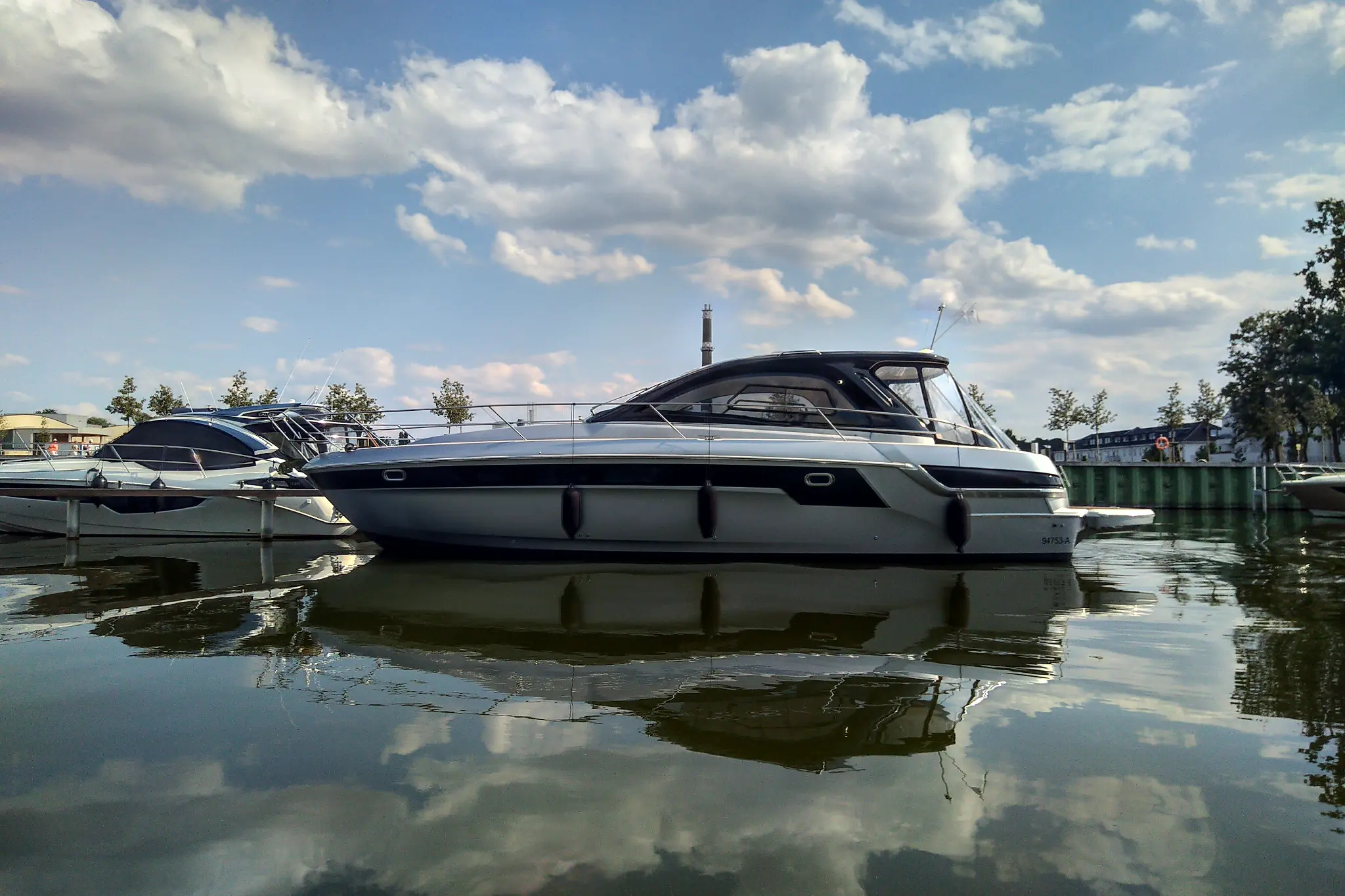 Bavaria 44 HT Yachtfolierung Marina Seitenansicht – Segelyacht Folie Brandenburg Deutschland