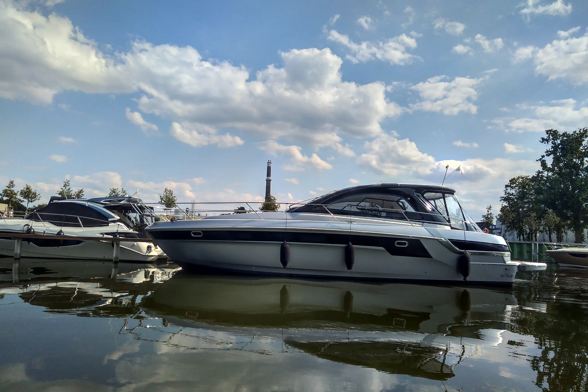 Bavaria 44 HT Yachtfolierung Frontperspektive Marina – Segelyacht Komplettfolierung Deutschland