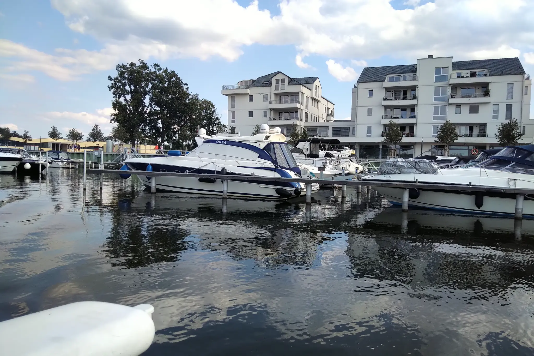 Bavaria 44 HT Yachtfolierung Marina Panorama – Komplettfolierung Segelyacht Brandenburg Deutschland